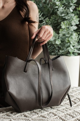 Laura Biaggi torebka damska typu shopper z napami skóra naturalna brązowa czekoladowa elegancka włoska torebka mini shopper z kosmetyczką rozpinana do pracy na co dzień TS112-14