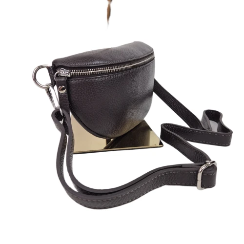 Mała skórzana nerka listonoszka skóra naturalna licowa crossbody z paskiem włoska srebrne okucia czekoladowa brązowa