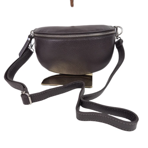 Mała skórzana nerka listonoszka skóra naturalna licowa crossbody z paskiem włoska srebrne okucia czekoladowa brązowa