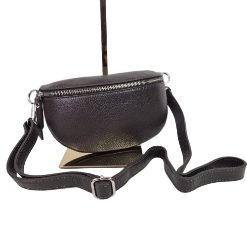 Mała skórzana nerka listonoszka skóra naturalna licowa crossbody z paskiem włoska srebrne okucia czekoladowa brązowa