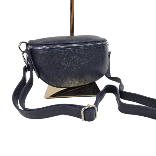 Mała skórzana nerka listonoszka skóra naturalna licowa crossbody z paskiem włoska srebrne okucia granatowa