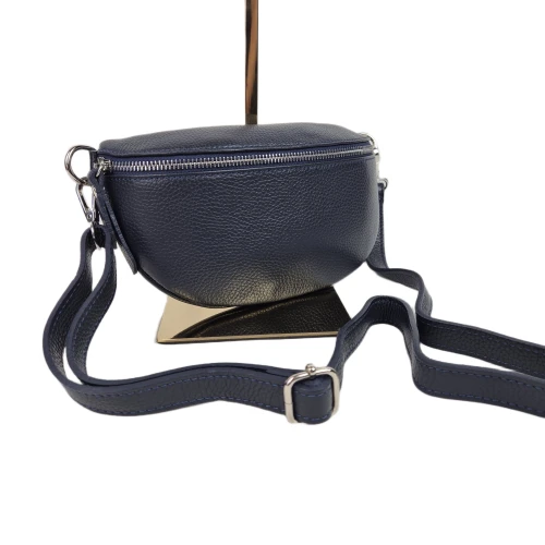 Mała skórzana nerka listonoszka skóra naturalna licowa crossbody z paskiem włoska srebrne okucia granatowa