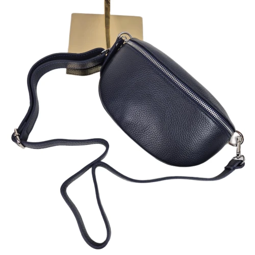 Mała skórzana nerka listonoszka skóra naturalna licowa crossbody z paskiem włoska srebrne okucia granatowa