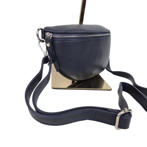 Mała skórzana nerka listonoszka skóra naturalna licowa crossbody z paskiem włoska srebrne okucia granatowa