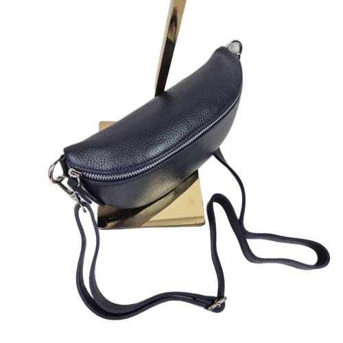 Mała skórzana nerka listonoszka skóra naturalna licowa crossbody z paskiem włoska srebrne okucia granatowa