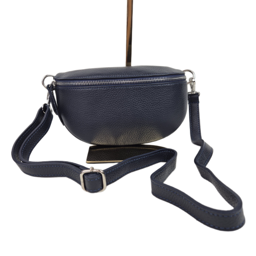 Mała skórzana nerka listonoszka skóra naturalna licowa crossbody z paskiem włoska srebrne okucia granatowa