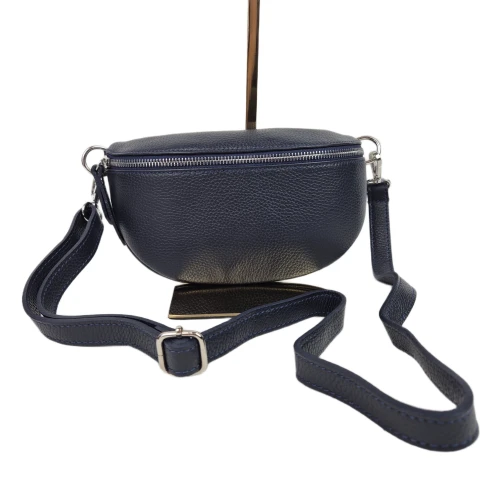 Mała skórzana nerka listonoszka skóra naturalna licowa crossbody z paskiem włoska srebrne okucia granatowa