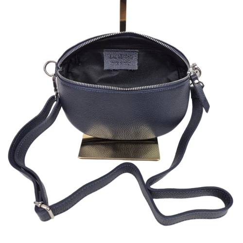 Mała skórzana nerka listonoszka skóra naturalna licowa crossbody z paskiem włoska srebrne okucia granatowa