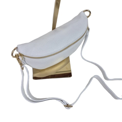 Mała skórzana nerka listonoszka skóra naturalna licowa crossbody z paskiem włoska srebrne okucia biała