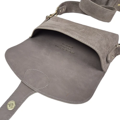 Vera Pelle mała skórzana saszetka torebka listonoszka zamszowa skóra naturalna zamszowa brązowa taupe crossbody