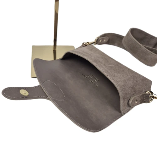 Vera Pelle mała skórzana saszetka torebka listonoszka zamszowa skóra naturalna zamszowa brązowa taupe crossbody