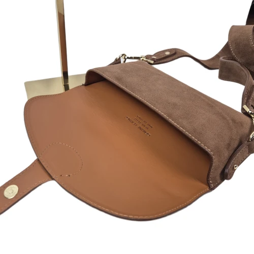Vera Pelle mała skórzana torebka listonoszka skóra naturalna zamszowa brązowa cynamonowa z paskiem crossbody pojemna