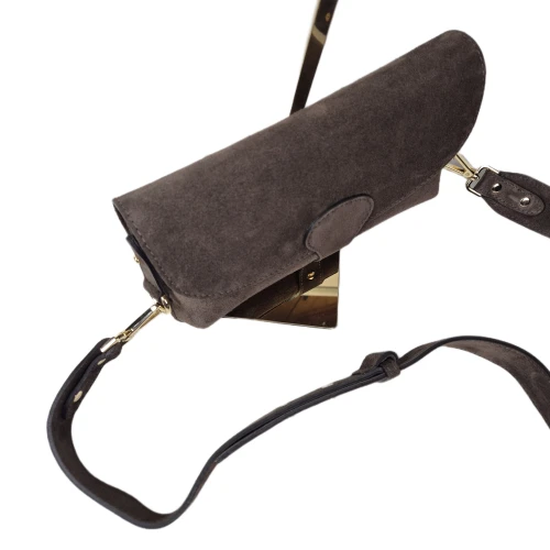 Vera Pelle mała pojemna torebka skórzana listonoszka czekoladowa brązowa skóra naturalna zamszowa z paskiem crossbody