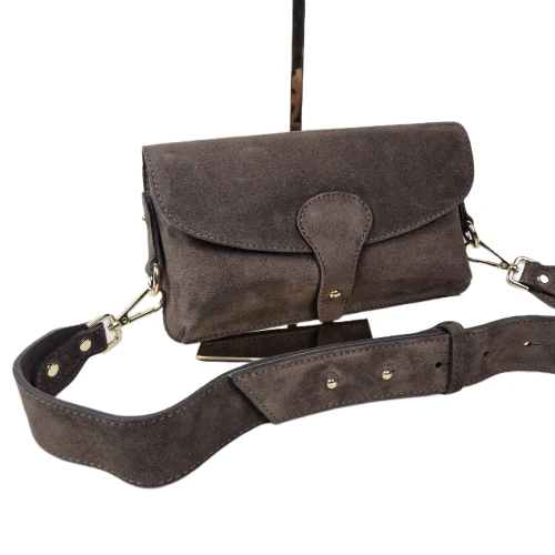 Vera Pelle mała pojemna torebka skórzana listonoszka czekoladowa brązowa skóra naturalna zamszowa z paskiem crossbody