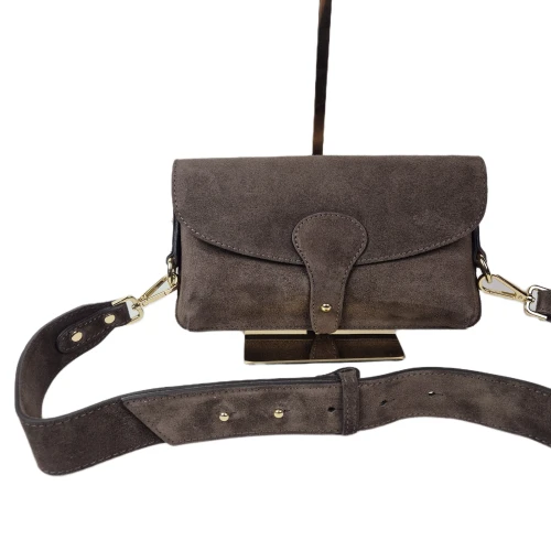 Vera Pelle mała pojemna torebka skórzana listonoszka czekoladowa brązowa skóra naturalna zamszowa z paskiem crossbody